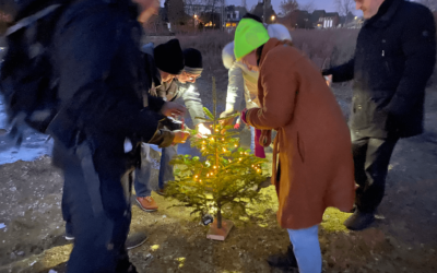 Wir schmücken den Weihnachtsbaum